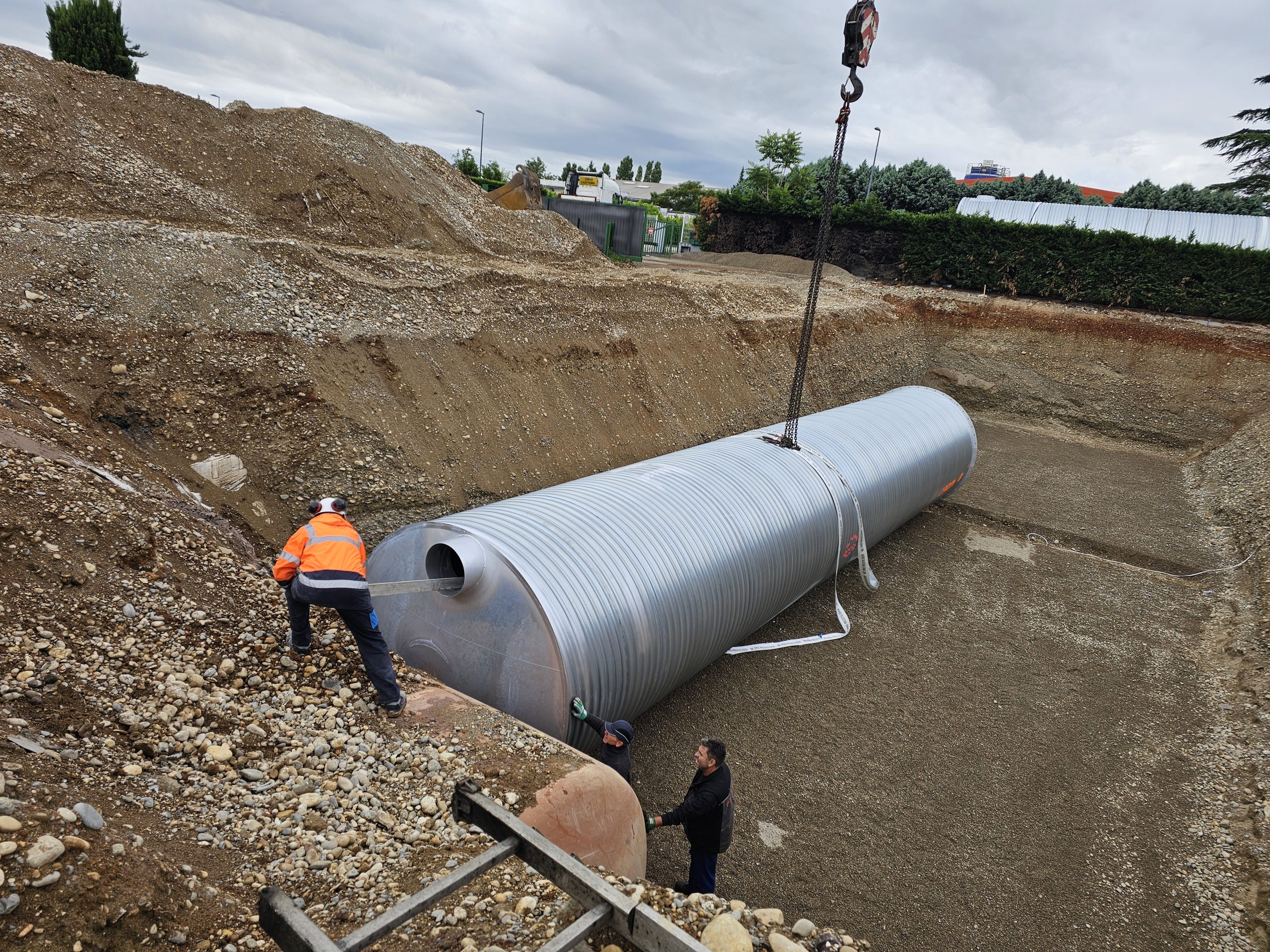 Mise en place des cuves de rétention par levage sur le site industriel EuroMetal