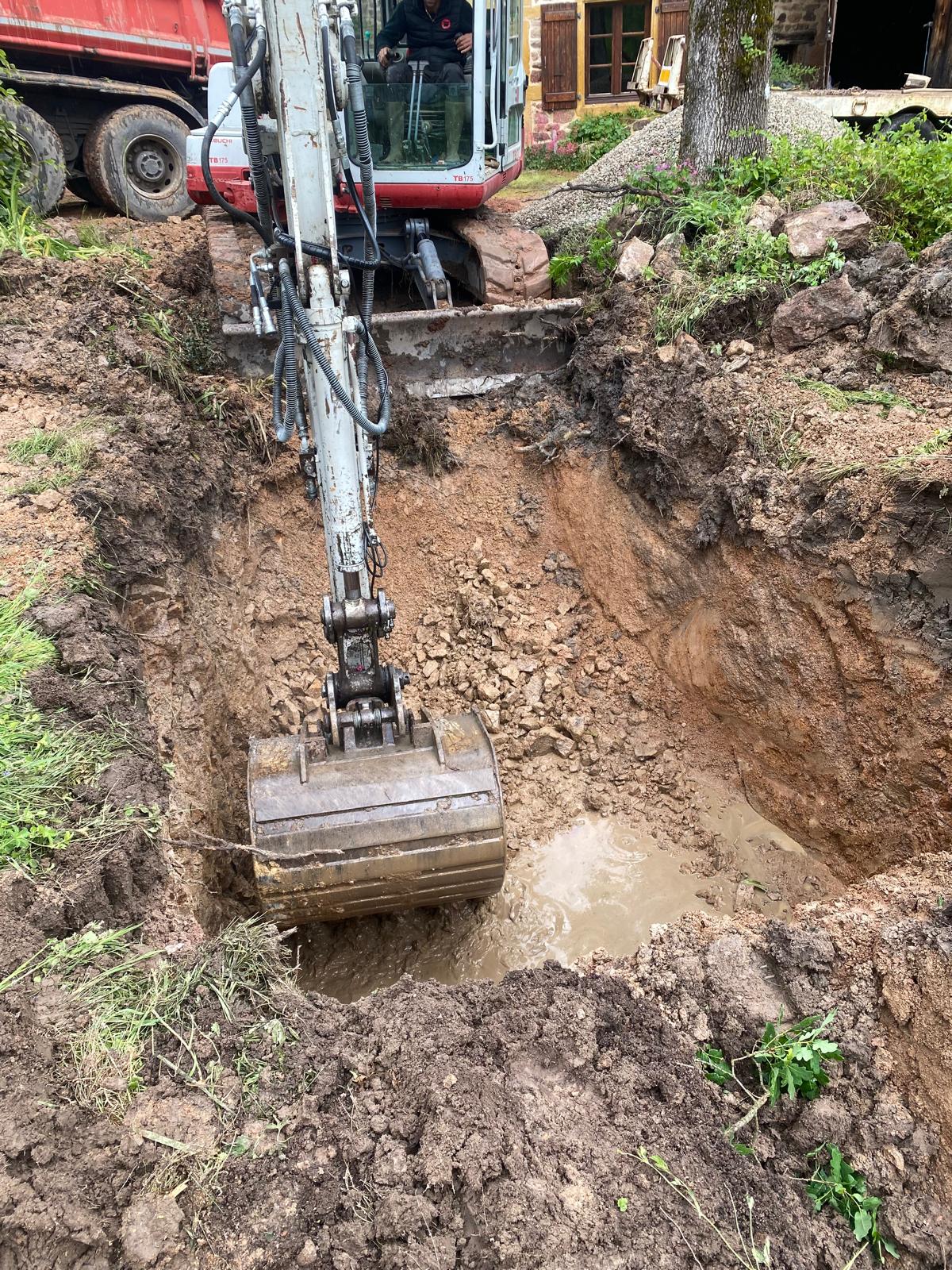 Terrassement pour la pose des cuves béton — chantier Mussy-sous-Dun