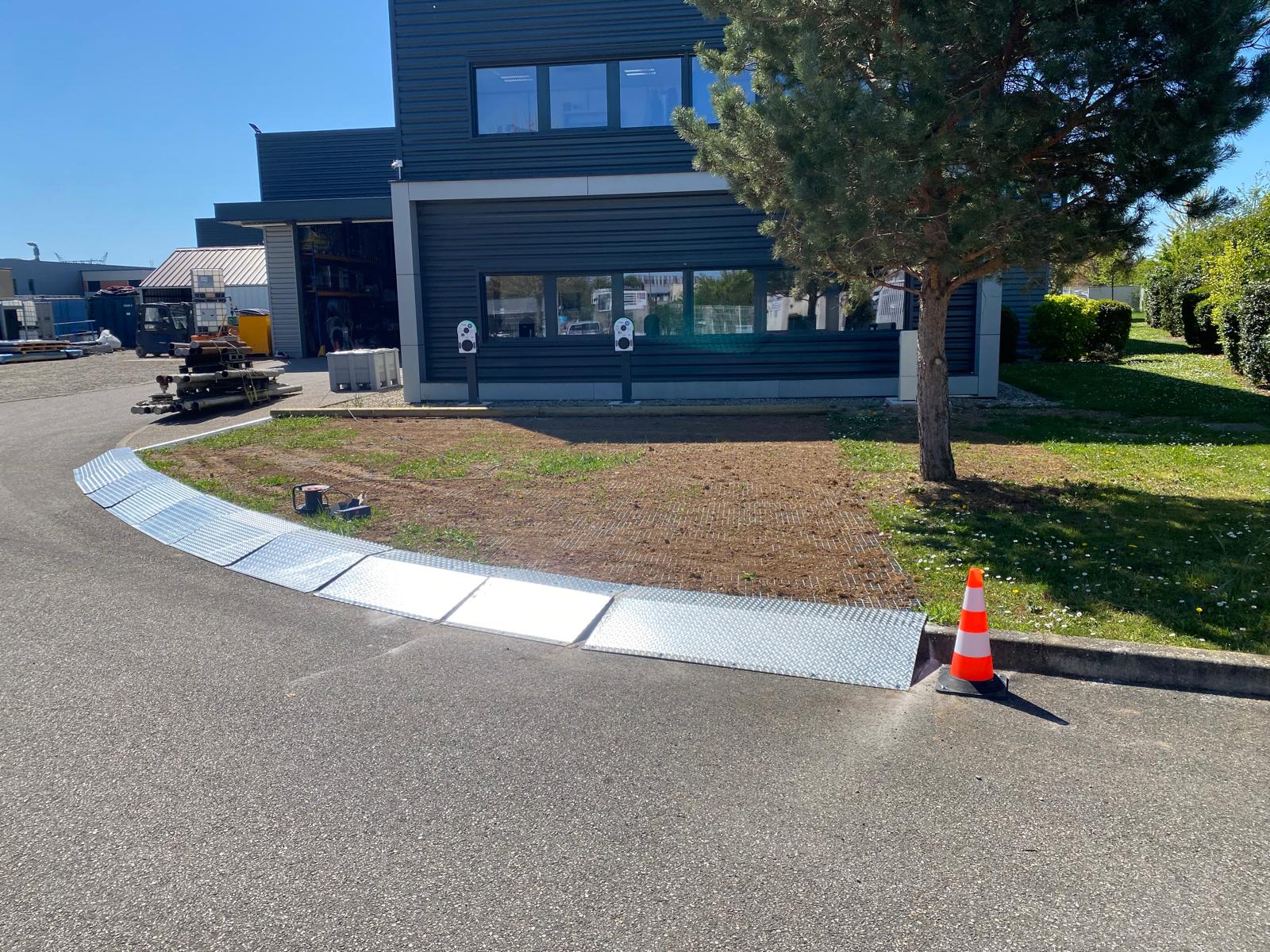 Tôles larmées galvanisées permettant le franchissement de la bordure du trottoir sans démolition